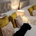 Shm Stays Leicester. Newly Renovated!! 15 Min Drive From City Centre, University. 9 Min Drive To Leicester City Stadium, 5 Min Drive To M1 & M69. 2 Min Walk To Bus Stop.
